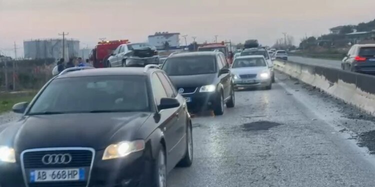 Aksident në Golem të Lushnjes, dyshohet për parakalimin e incorrect.