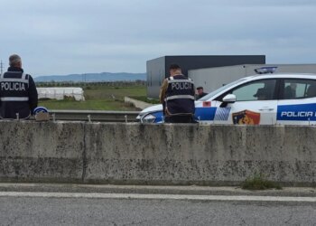 Aksident në Lushnjë, 43-vjeçari i përplasur nga makina gjatë kalimit me biçikletë, dërgohet menjëherë në spital.