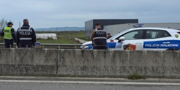 Aksident në Lushnjë, 43-vjeçari i përplasur nga makina gjatë kalimit me biçikletë, dërgohet menjëherë në spital.