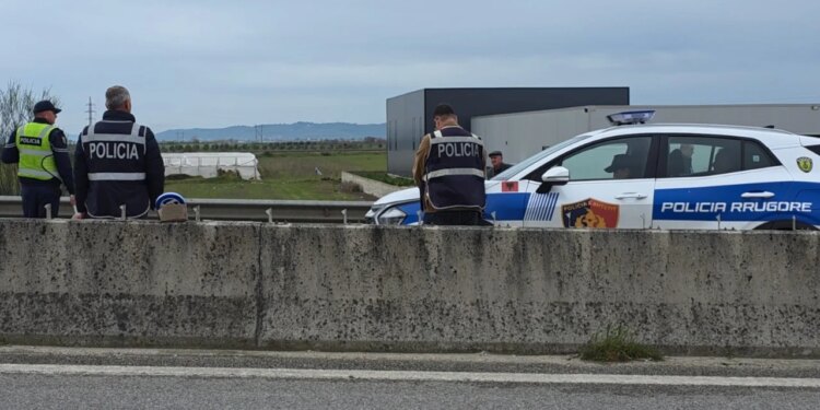 Aksident në Lushnjë, 43-vjeçari i përplasur nga makina gjatë kalimit me biçikletë, dërgohet menjëherë në spital.