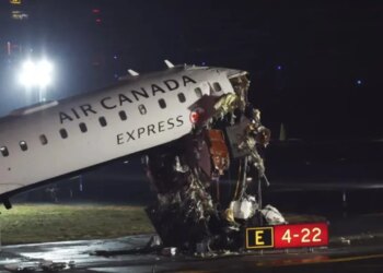 Aksident në aeroportin e New York-ut, avioni me pasagjerë godet një automjet në pistë, fluturimet ndalohen.