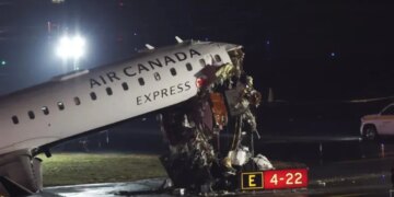 Aksident në aeroportin e New York-ut, avioni me pasagjerë godet një automjet në pistë, fluturimet ndalohen.