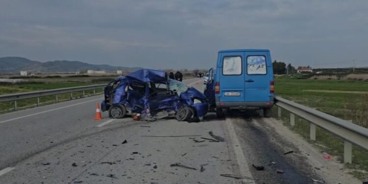 Aksident tragjik në rrugën Levan–Tepelenë, një grua 39-vjeçare humb jetën, dy persona të plagosur.