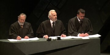 Aktori Myzafer Zifla tregon për rolin e gjykatësit amerikan në dramën që po interpretohet në Teatrin Kombëtar, e cila trajton temën e gjyqtarëve të nazistëve.