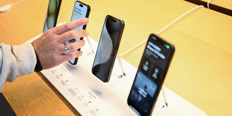 Apple sjell një revolucion me Siri, asistentin e ri bazuar në AI, i cili do të operojë si chatbot dhe do të menaxhojë aplikacionet.