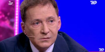 Arjan Konomi shpërthen në lot: Sëmundja kërcënoi jetën e vëllait, kam përjetuar shumë në spital.