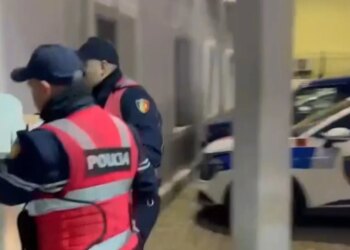 Arrestohen 6 personat që shkelen dyert dhe grabitën 16 laptopë e videoprojektorë nga shkolla ku ishin nxënës.