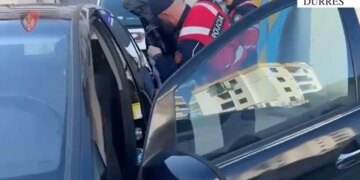 Arrestohet 28-vjeçari në Durrës, i cili u kap i armatosur me armë zjarri dhe kishte precedentë për vrasje.