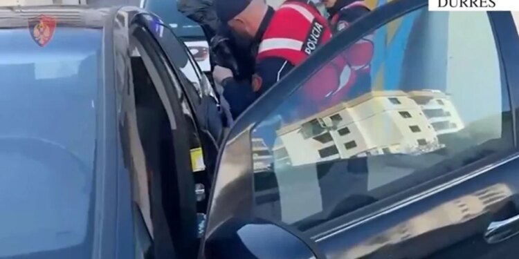 Arrestohet 28-vjeçari në Durrës, i cili u kap i armatosur me armë zjarri dhe kishte precedentë për vrasje.