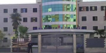 Arrestohet 36-vjeçari që kishte kërcënuar me armë dy individë në Shijak, i kërkuar nga policia.