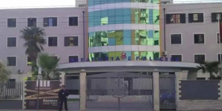 Arrestohet 36-vjeçari që kishte kërcënuar me armë dy individë në Shijak, i kërkuar nga policia.