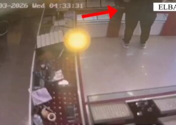 Arrestohet 38-vjeçari në Elbasan pasi vodhi 3 varëse floriri dhe kanosi pronarin e argjendarisë.