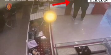 Arrestohet 38-vjeçari në Elbasan pasi vodhi 3 varëse floriri dhe kanosi pronarin e argjendarisë.