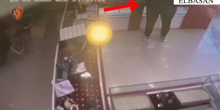 Arrestohet 38-vjeçari në Elbasan pasi vodhi 3 varëse floriri dhe kanosi pronarin e argjendarisë.