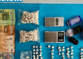 Arrestohet shqiptari në Itali për shpërndarjen e kokainës në Ankona; policia zb discovers drogën e groposur.