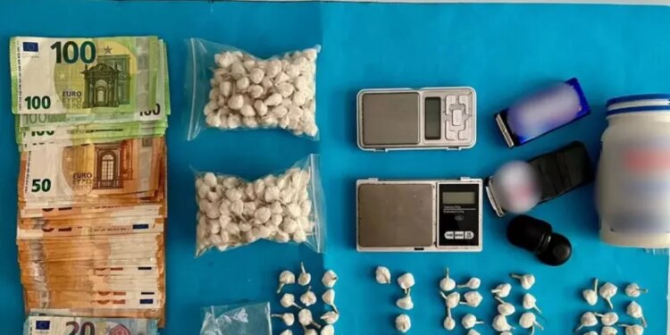 Arrestohet shqiptari në Itali për shpërndarjen e kokainës në Ankona; policia zb discovers drogën e groposur.