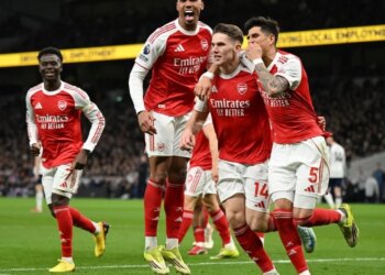 Arsenali triumfon ndërmjet dy rivalëve, Chelsea, dhe ruan pozitat e para në Premier League