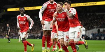 Arsenali triumfon ndërmjet dy rivalëve, Chelsea, dhe ruan pozitat e para në Premier League