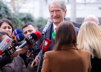 Artistët ndodheshin brenda ish-vilës së Enver Hoxhës gjatë sulmit me molotovë; Berisha: Nuk isha në dijeni të pranishëm.