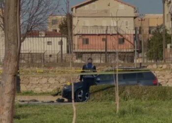 Automjeti i agjentit të krimeve në Lezhë i është nënshtruar një sulmi me eksploziv/ Zbulohen detaje, dy autorët e maskuar u arratisën me motor.