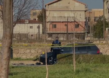 Automjeti i agjentit të krimeve në Lezhë objekt sulmi me tritol, policia njofton për dëme materiale dhe thotë se po zhvillohen hetime për identifikimin e autorëve.