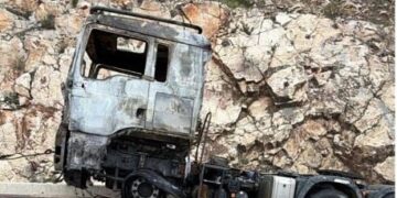 Automobili përfshihet nga flakët pranë tunelit të Skërficës, pa të lënduar.