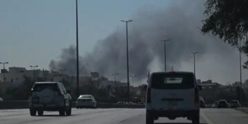 Avioni luftarak shpërthyen flakë gjatë fluturimit dhe ra pranë një baze amerikane në Kuvajt.