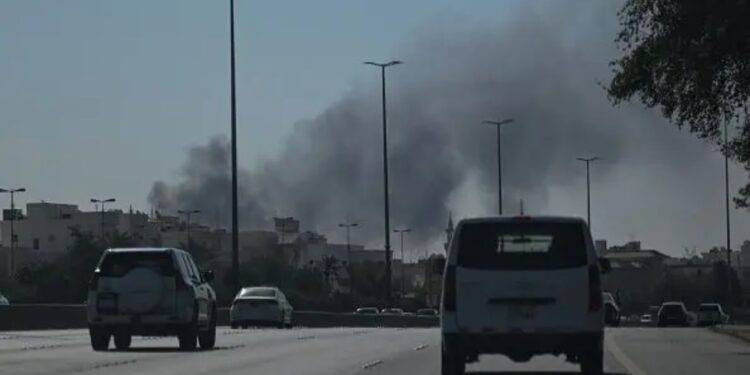 Avioni luftarak shpërthyen flakë gjatë fluturimit dhe ra pranë një baze amerikane në Kuvajt.