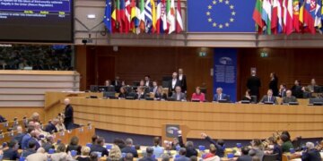 BE miraton ligjin “Gjadri”, miratohet ndërtimi i qendrave për emigrantët e paligjshëm dhe deportimet jashtë vendeve të bllokut.