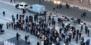 Balla kritikoi foltoren e Berishës, duke postuar një foto para Kryeministrisë dhe shprehur se fatkeqësia ishte që dita u zgjat, pasi në errësirë do të ishin të nevojshëm më shumë.