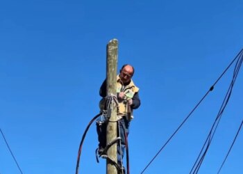 “Barbulloja” zgjidh probleme të energjisë elektrike për fshatin në Lezhë me linja të reja.