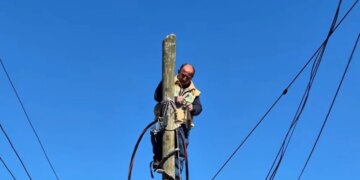 “Barbulloja” zgjidh probleme të energjisë elektrike për fshatin në Lezhë me linja të reja.