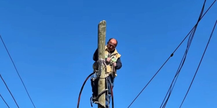 “Barbulloja” zgjidh probleme të energjisë elektrike për fshatin në Lezhë me linja të reja.