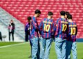 Barcelona në fushë me… Ronaldinhon; lojtarët e klubit me fanellat e nostalgjisë që bartin emrin e legjendës braziliane.