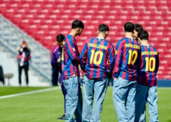 Barcelona në fushë me… Ronaldinhon; lojtarët e klubit me fanellat e nostalgjisë që bartin emrin e legjendës braziliane.