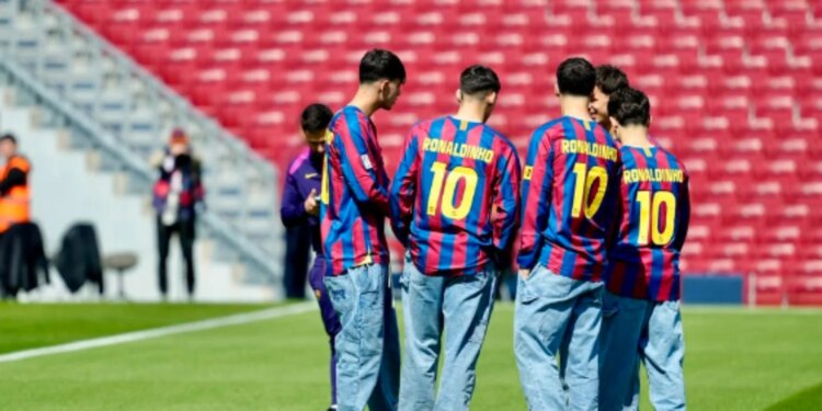 Barcelona në fushë me… Ronaldinhon; lojtarët e klubit me fanellat e nostalgjisë që bartin emrin e legjendës braziliane.
