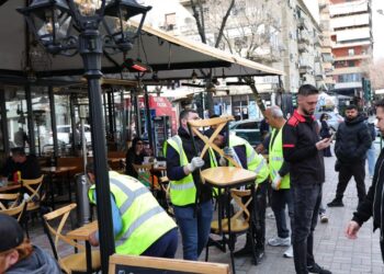Bashkia e Tiranës largon tavolinat dhe karriget e vendosura në mënyrë të paligjshme në ish-Bllok, nënkryetari shpall: Hapësira publike kthehet në përdorim për qytetarët.