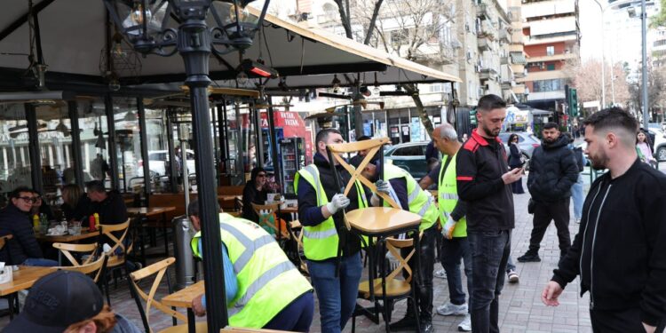 Bashkia e Tiranës largon tavolinat dhe karriget e vendosura në mënyrë të paligjshme në ish-Bllok, nënkryetari shpall: Hapësira publike kthehet në përdorim për qytetarët.