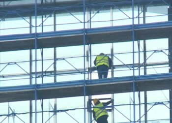 Besimi në ekonomi bie, ndërsa sektori i ndërtimit shënon rënien më të madhe. Vetëm industria ruan optimizmin.