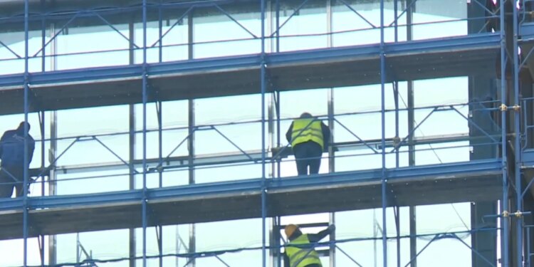 Besimi në ekonomi bie, ndërsa sektori i ndërtimit shënon rënien më të madhe. Vetëm industria ruan optimizmin.