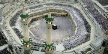 Besimtarët mbushin Xhaminë e Madhe në Mekë për Festën e Bajramit