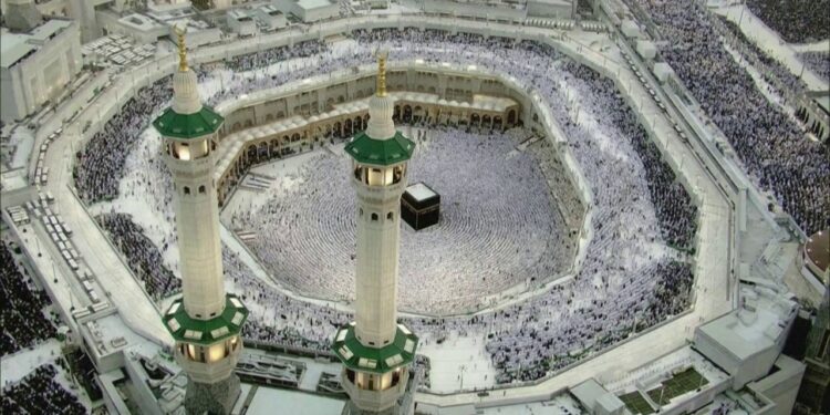 Besimtarët mbushin Xhaminë e Madhe në Mekë për Festën e Bajramit