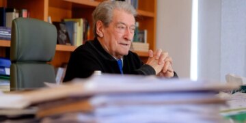 Bordi caktoi çmimin e naftës në 218 lekë për litër, Berisha: Kemi hartuar një paketë për reduktimin e çmimit, qytetarët inkurajohen të protestojnë.