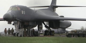 Britania në prag të angazhimit ushtarak? Aktivizimi i bazave britanike për SHBA, Irani përgjigjet me sulme me raketa balistike në 'Diego Garcia'