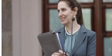 “Çfarë arritjesh paraqet si ministrja më e gjatë në qeverinë Rama?” Ja si reagon Mirela Kumbaro.