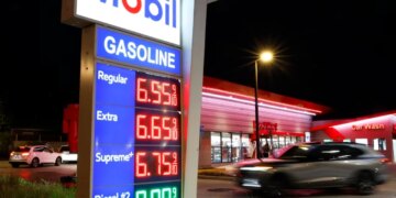Çmimi i benzinës arrin nivele rekord në SHBA, duke u rritur ndjeshëm që pas fillimit të luftës në Lindjen e Mesme.