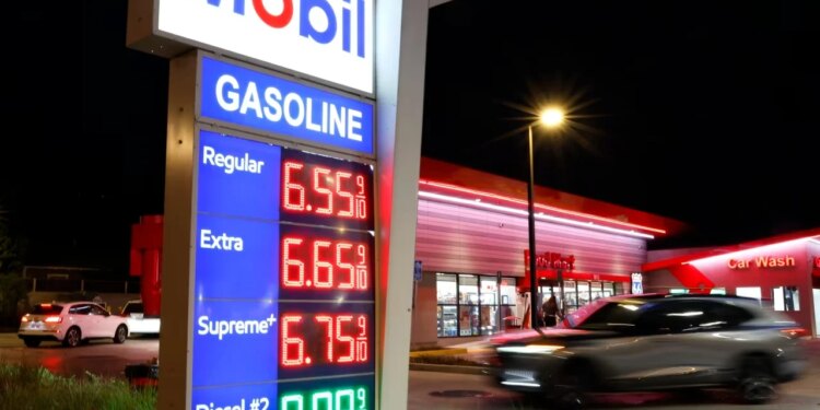 Çmimi i benzinës arrin nivele rekord në SHBA, duke u rritur ndjeshëm që pas fillimit të luftës në Lindjen e Mesme.