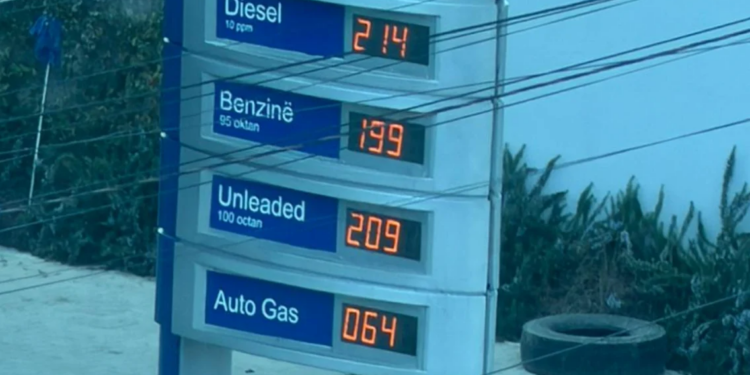 Çmimi i naftës në Shqipëri arrin në 214 lekë, rreth 40 lekë më i lartë se përpara luftës.
