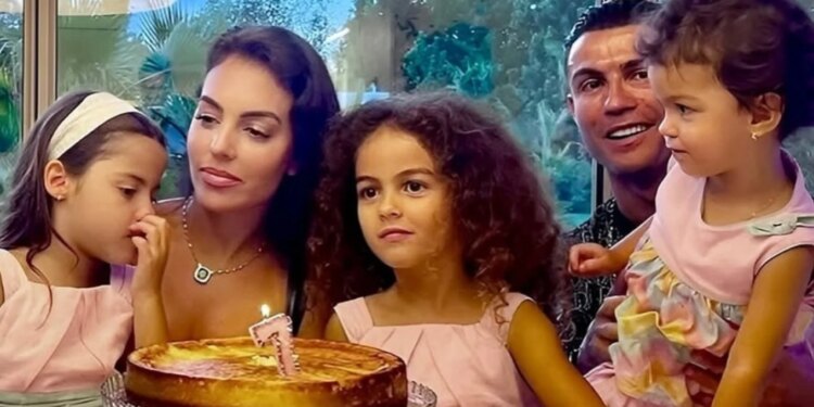Cristiano Ronaldo uron 8 Marsin, Dita Ndërkombëtare e Gruas: Çdoherë i mbështetur nga gra të forta.