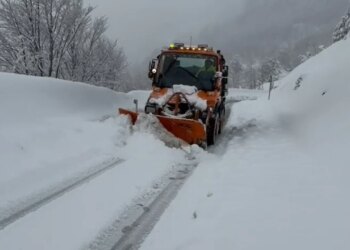 Dëbora mbulon veriun e vendit, ndërhyrje të borëpastruesve në aksin Bogë-Theth.